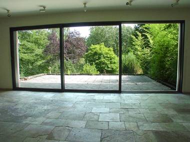 Souterrainwohnzimmer mit Terrasse