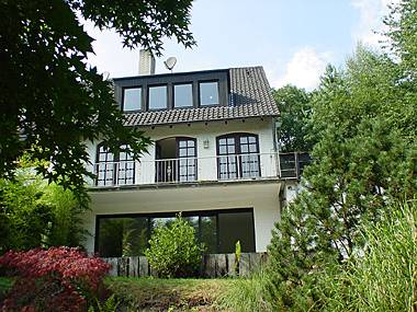 R&uuml;ckfront mit Blick ins Gr&uuml;ne